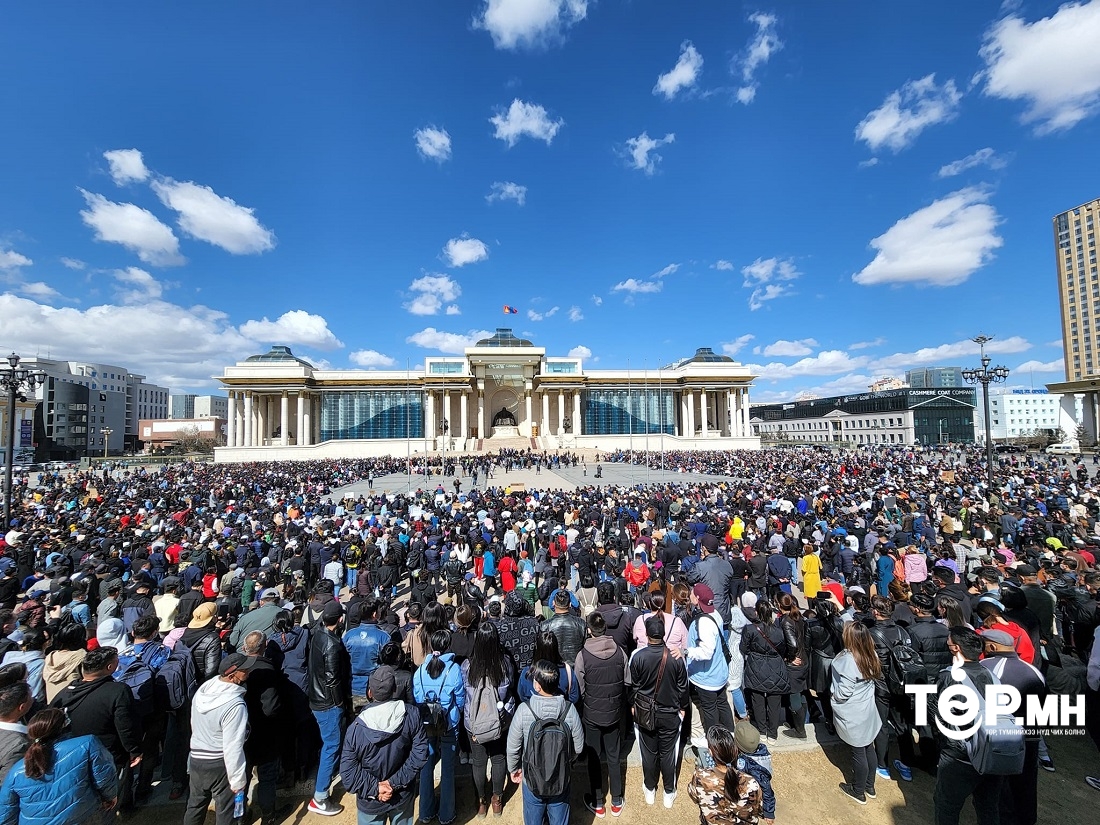 Залуучууд зэрэгцэж зогсоод, асууж шүүмжилж болдог нь  МОНГОЛЫН ЭРХ ЧӨЛӨӨ шүү