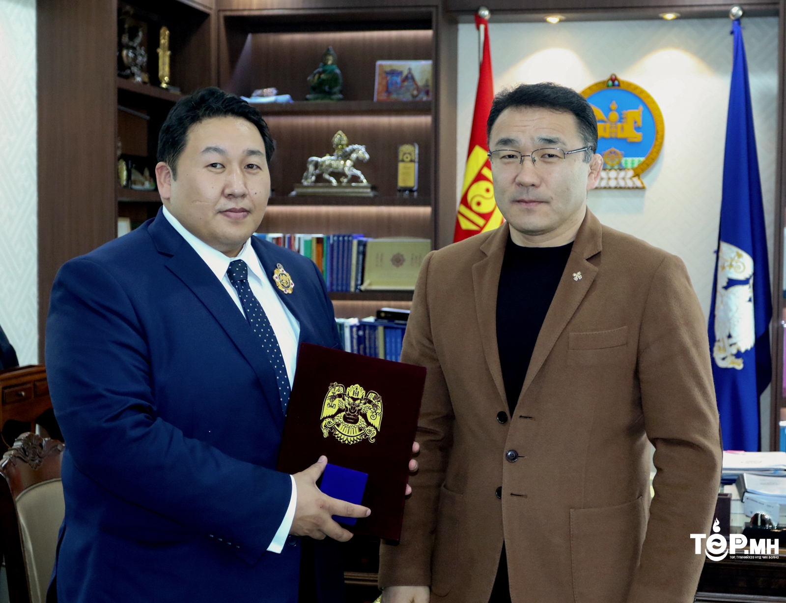 Нийслэлийн эрх зүйн байдлыг шинэчлэхэд үнэтэй хувь нэмэр оруулсан эрхмүүдийг шагналаа