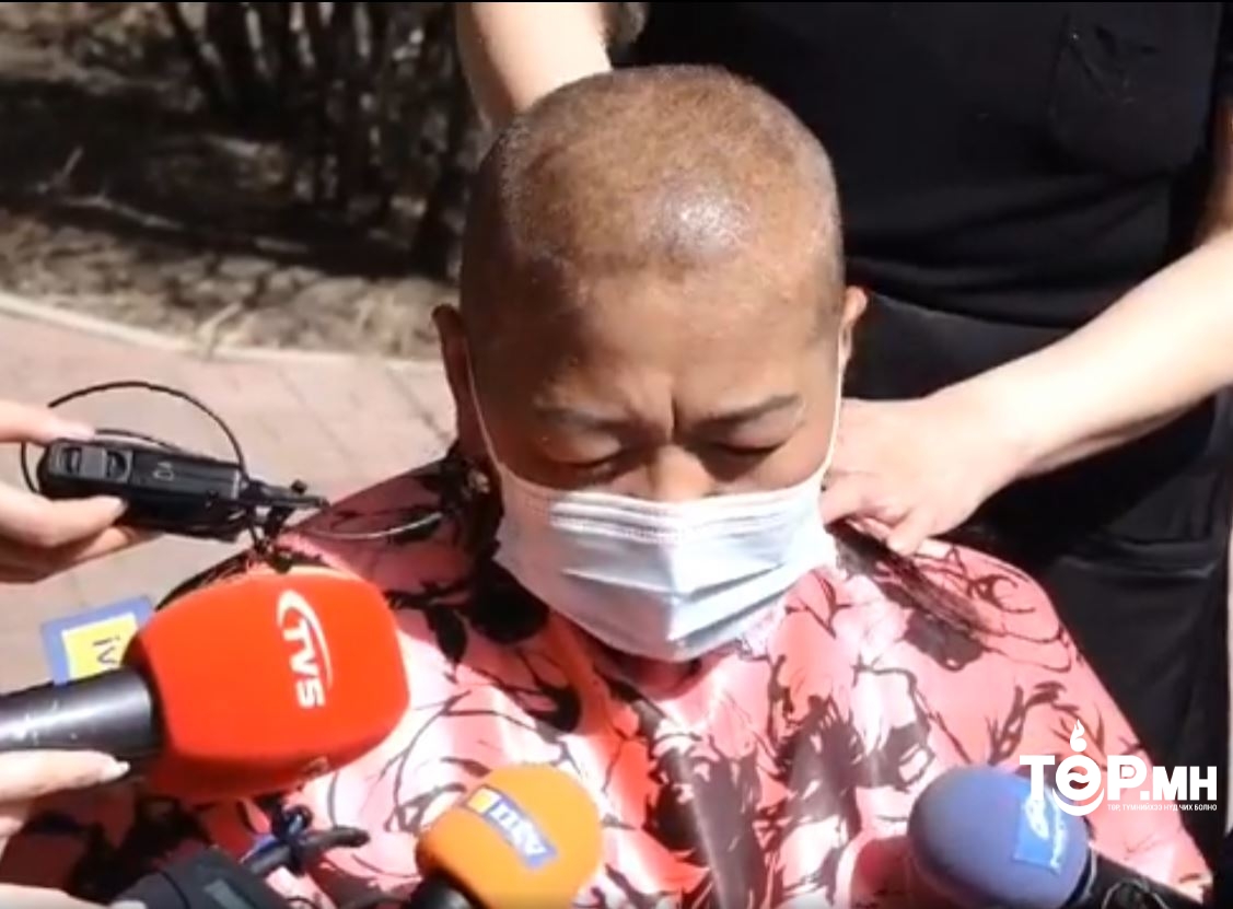 Сургуулийн хүчирхийллийг эсэргүүцсэн сэтгэлзүйч үсээ хусав