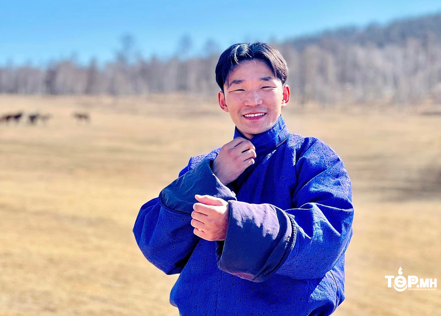 Жүжигчин Э.Лувсанцэрэн таван хошуу мал өгчээ