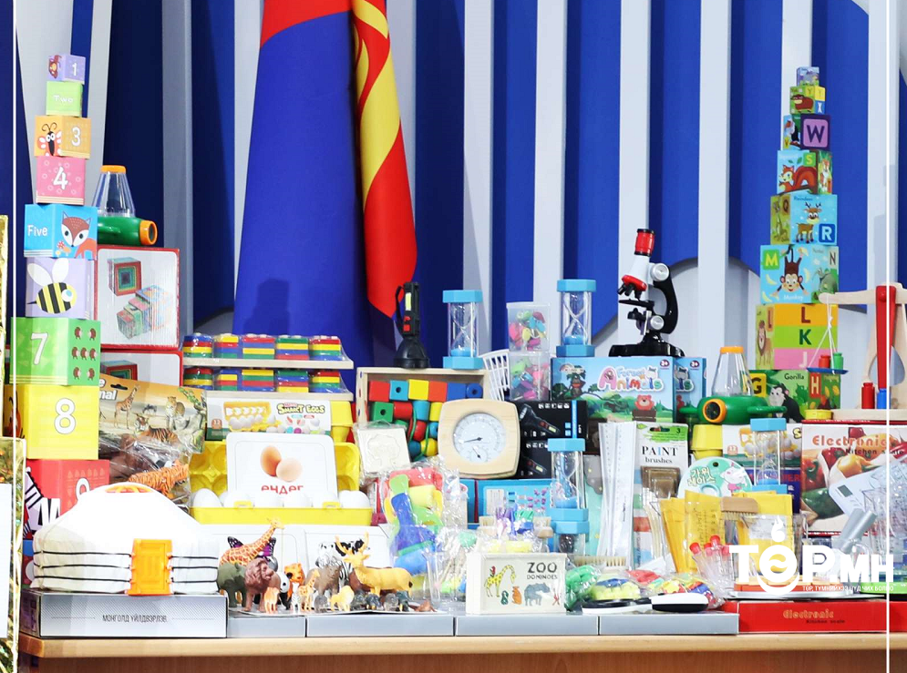 197 цэцэрлэгийн бэлтгэл бүлэгт тоглоом, сургалтын хэрэглэгдэхүүн нийлүүллээ