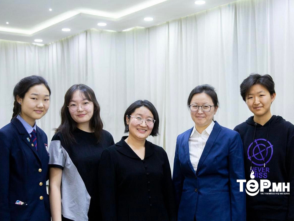 Олон улсын математикийн олимпиадад оролцсон охидын гурав нь хүрэл медаль хүртэж, тусгай байрын нэг шагнал авчээ