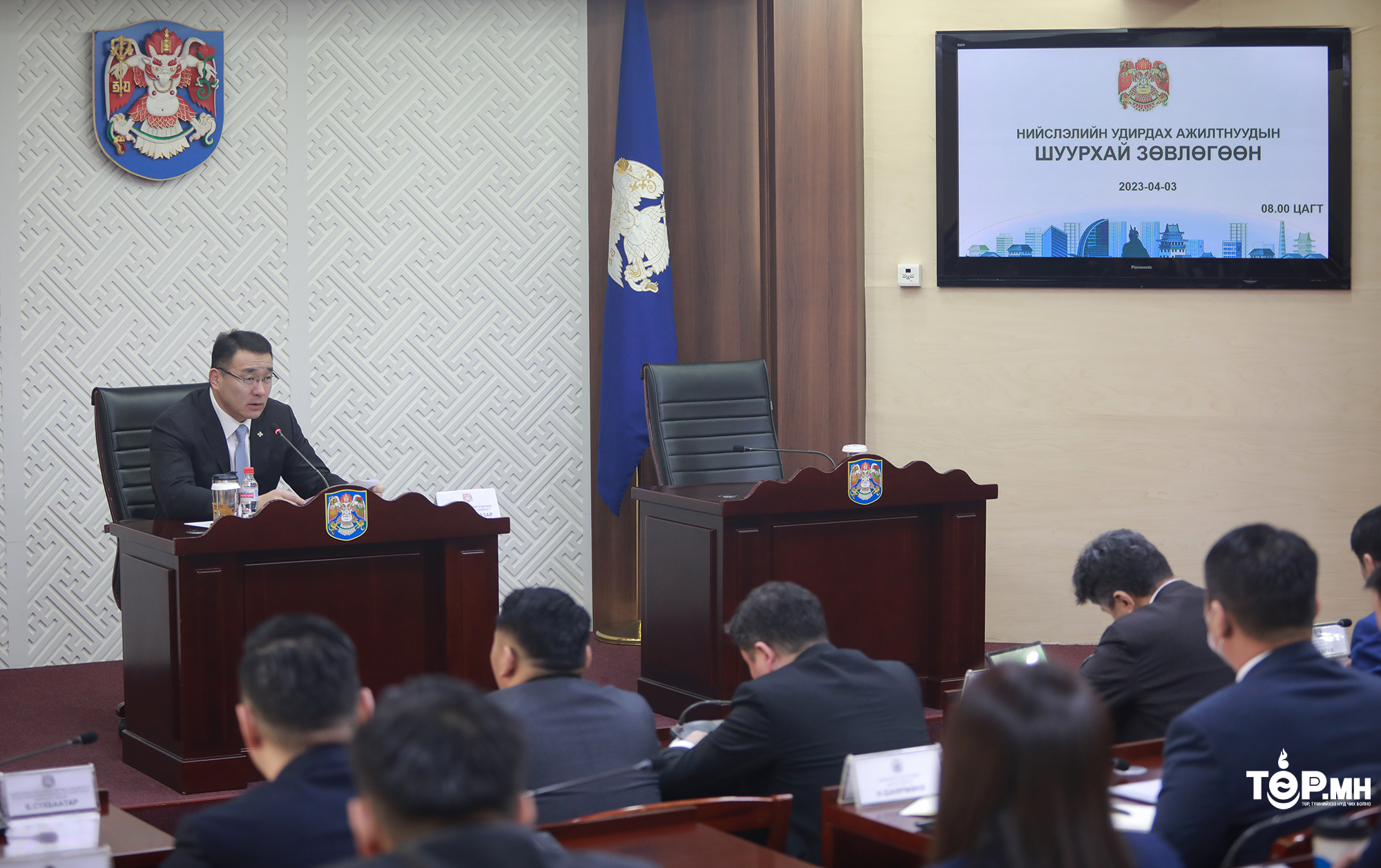 Хотын дарга Д.Сумъяабазар "Явган хүний зам, талбайн төлөвлөлт, хучилт, угсралтад тавих ерөнхий шаардлага"-ыг хангаж ажиллах үүрэг өглөө
