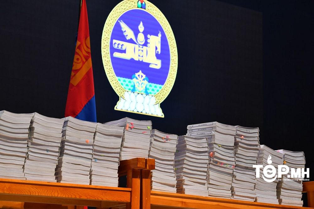 Хөгжлийн банкны хэргийн гэм буруугийн шүүх хуралдаан хоёр шүүгдэгч ирээгүйн улмаас 13:30 цаг хүртэл хойшиллоо