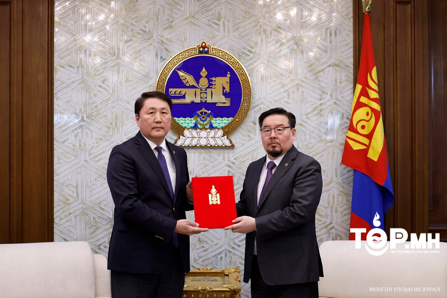 Батлан хамгаалахын сайд Г.Сайханбаяр хуулийн төслүүд өргөн мэдүүлэв