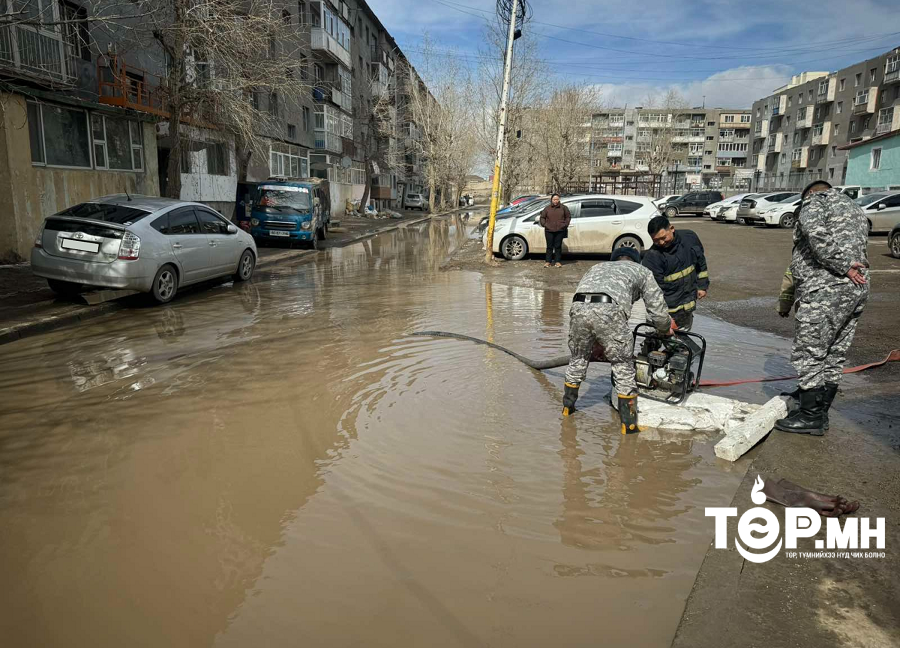 Шар усанд автсан 102 удаагийн дуудлагаар ажиллаж, 12 айлыг нүүлгэн шилжүүлээд байна