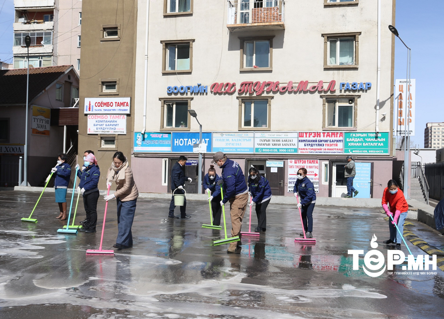 Фото сурвалжилга: Сүхбаатар дүүргийн төрийн байгууллагын албан хаагчид угаалгатай их цэвэрлэгээг эхлүүллээ