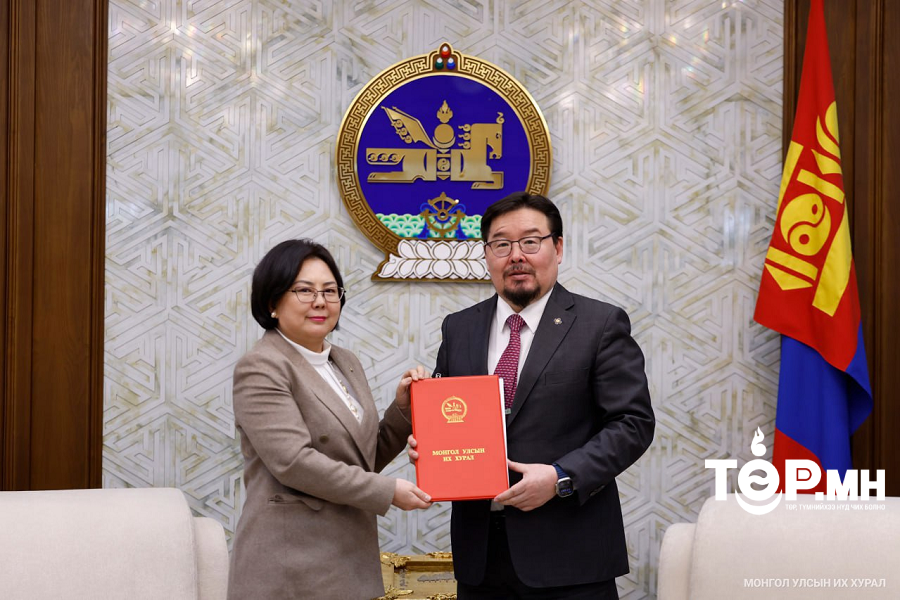 Оёмол бүтээгдэхүүний түүхий эд, үндсэн болон туслах материалыг гаалийн албан татвараас хугацаагүй чөлөөлөх тухай хуулийн төслийг өргөн мэдүүлэв