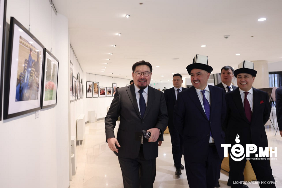 Бүгд Найрамдах Киргиз Улсын Жогорку Кенеш буюу Парламентын дарга Нурланбек Шакиев, УИХ-ын дарга Г.Занданшатар нар гэрэл зургийн үзэсгэлэн үзэж, эрдэм шинжилгээний хуралд оролцлоо