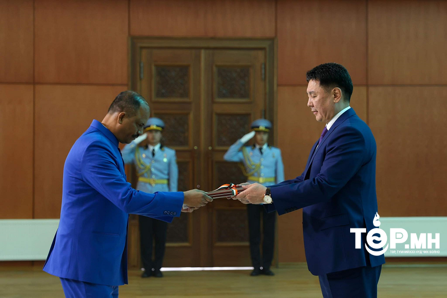 Бүгд Найрамдах Энэтхэг Улсын Элчин сайд Итгэмжлэх жуух бичгээ өргөн барилаа