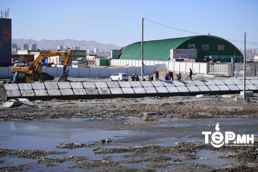 Зөвшөөрөлгүй гүүрийг буулгаж 180 метр үерийн хамгаалалтын даланг шинээр барьж байна