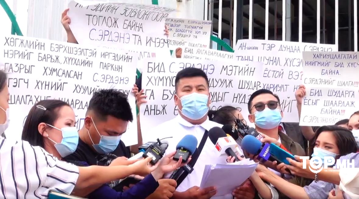 С.Эрдэнэ хүүхдийн нэрийн өмнөөс Паркийн талбайгаас хумсалж ШОНХОР ТАУР  барьсан