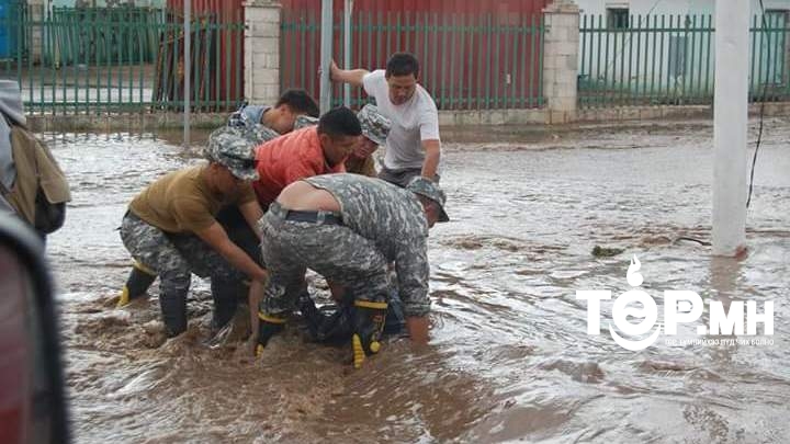 Сүхбаатар аймагт үргэлжлэн орсон борооны улмаас  айл өрхүүд үерт автжээ