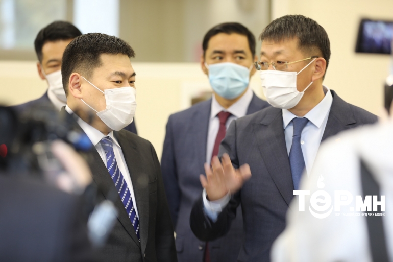 Ерөнхий сайд Л.Оюун-Эрдэнэ хичээлийн шинэ жилийн бэлтгэл ажилтай танилцаж байна