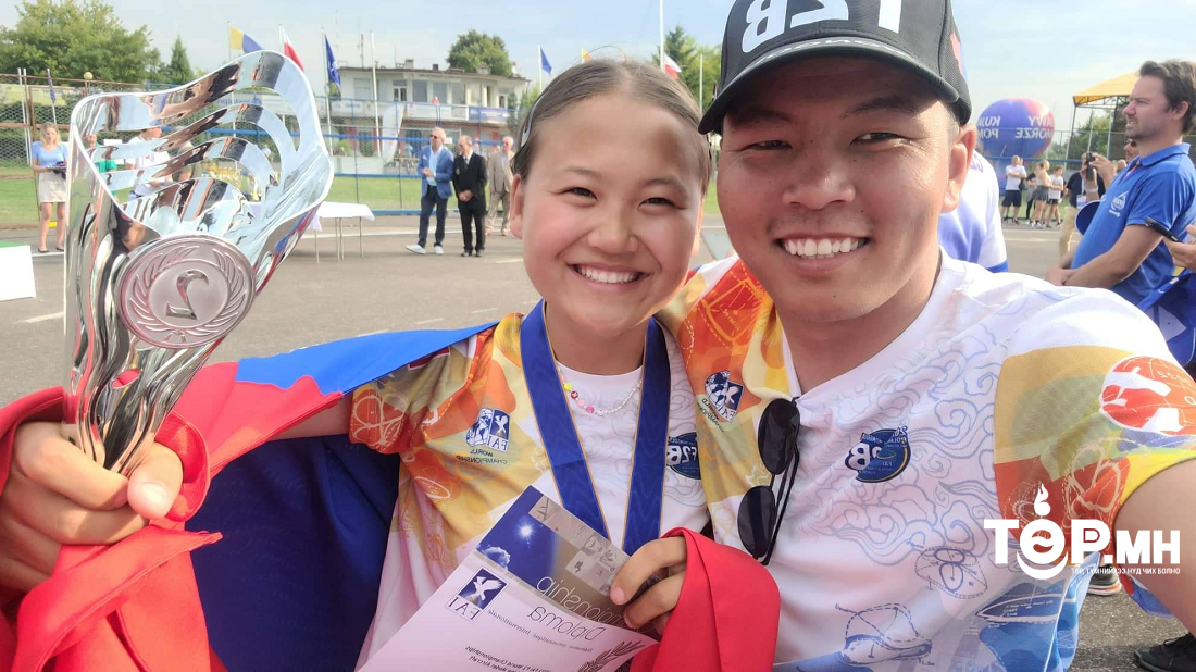 Нисэх загварын ДАШТ-ээс 16 настай Н.Номин мөнгөн медаль хүртлээ