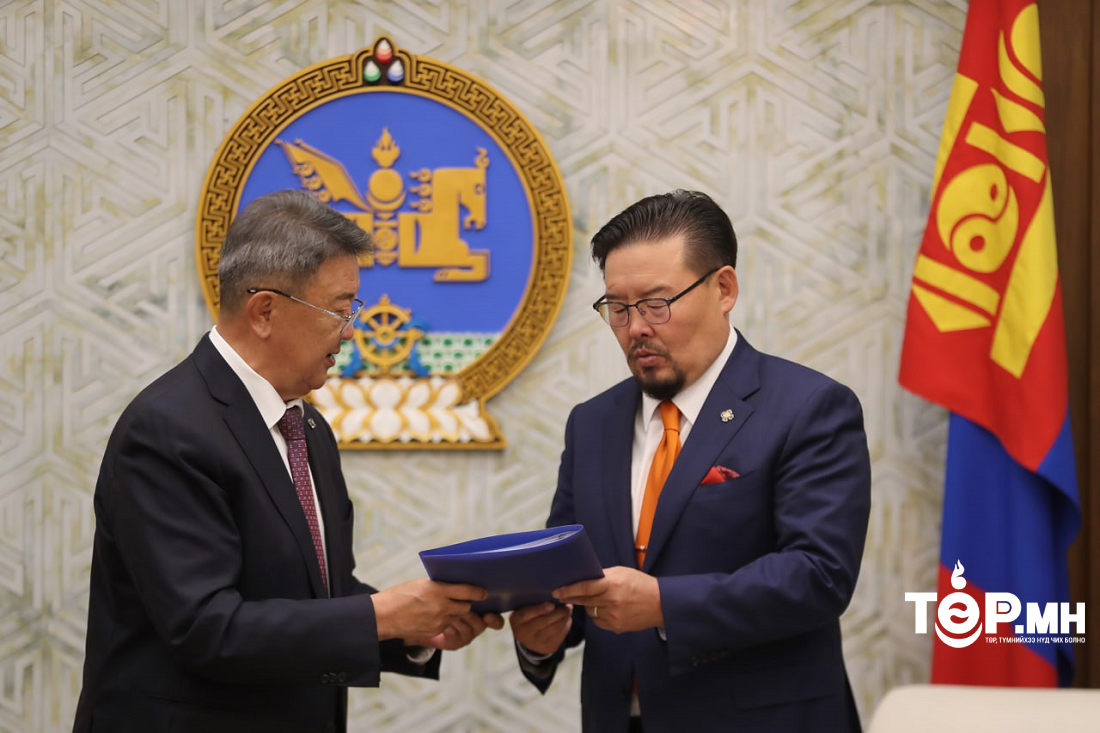 Монгол Улсын Үндсэн хуульд нэмэлт, өөрчлөлт оруулах журмын тухай хуульд нэмэлт оруулах тухай хуулийн төслийг өргөн мэдүүлэв