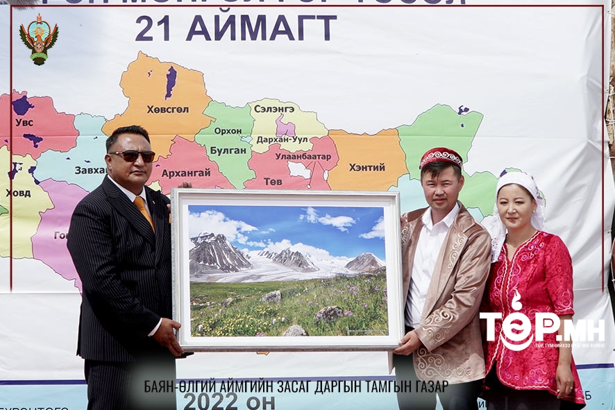 “Бүрэн Монгол” төслийн өргөө цагаан гэрийг хүлээлгэн өглөө