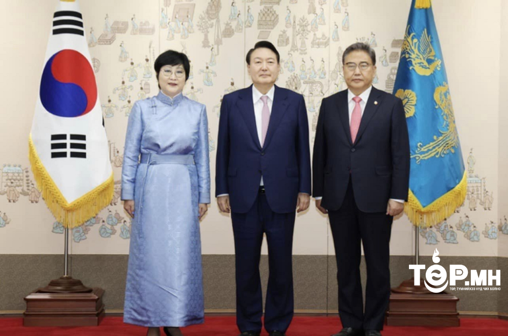 Элчин сайд Э.Сарантогос БНСУ-ын ерөнхийлөгч Юн Сог Ёль-д итгэмжлэх жуух бичгээ барив