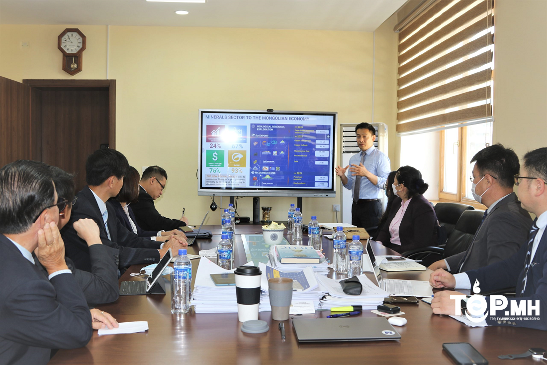 Сингапурын хамтын ажиллагааны байгууллагын төлөөлөгчдөд үндэсний баялгийн сангийн талаар танилцуулга хийж, санал солилцлоо