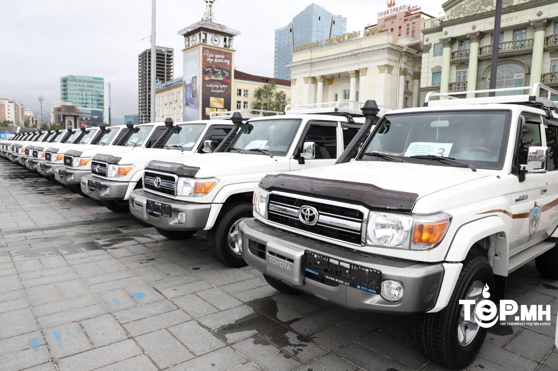 Улсын тусгай хамгаалалттай газар нутгийн 19-н захиргаад ландкрузер 300, 76,79 маркийн 19-н автомашиныг  хүлээлгэж өглөө