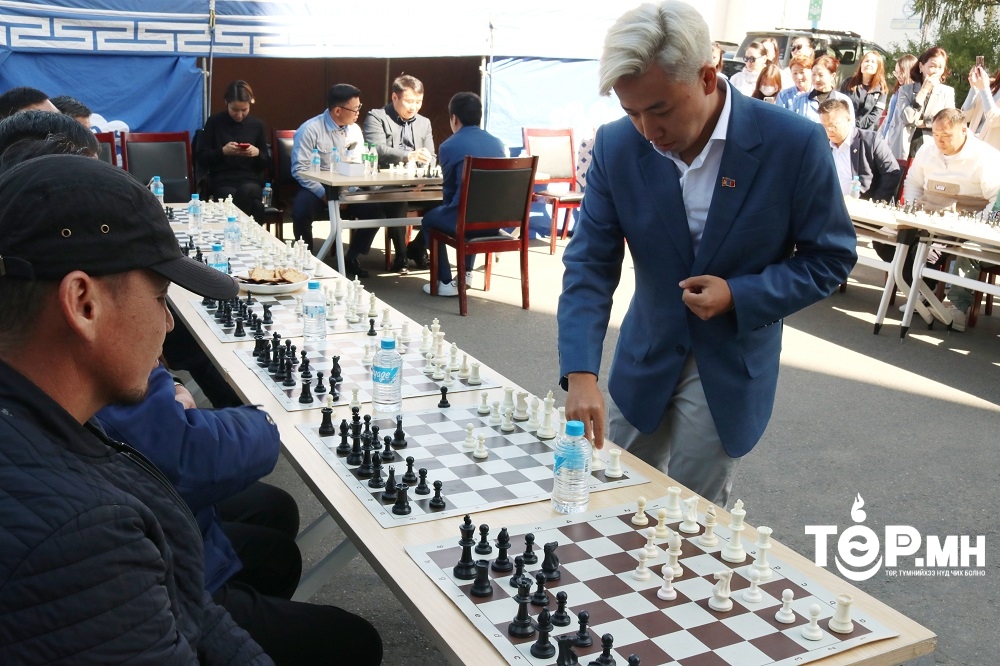 УСУГ-ын залуучууд Шатрын их мастертай нөхөрсөг тоглолт хийлээ