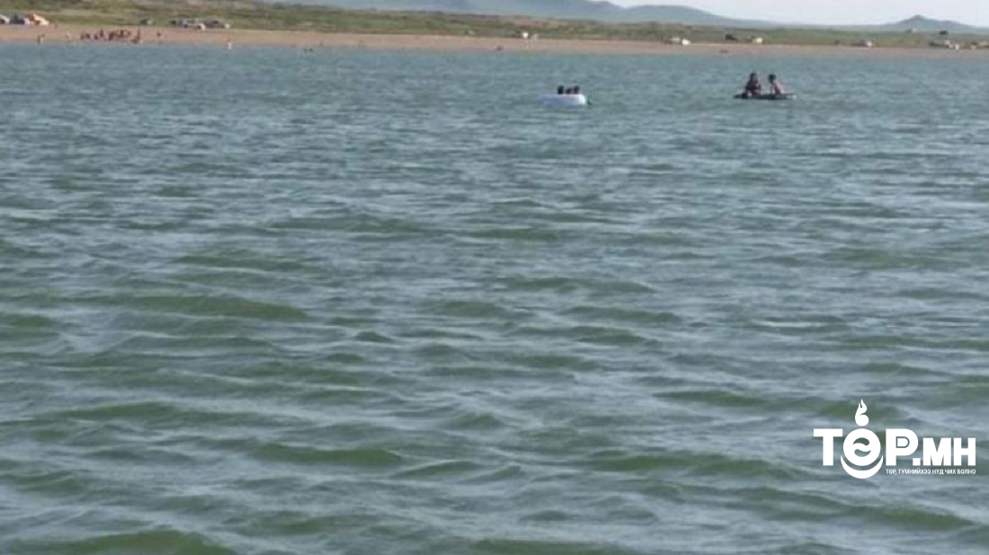 4-5 насны 2 хүүхэд нуурын усанд хийлдэг гудастай хөмөрч, 4 настай, эмэгтэй хүүхэд амь насаа алдсан байна