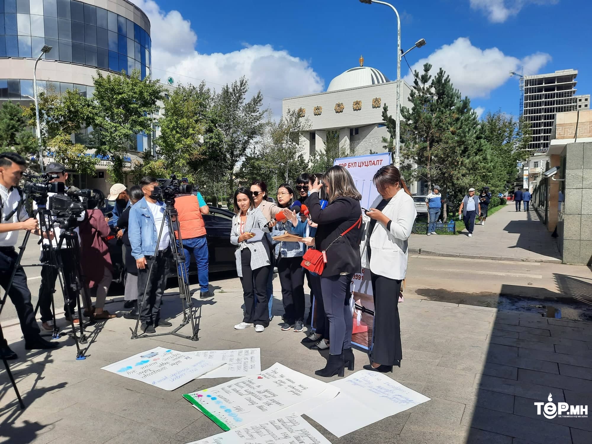 Өрх толгойлсон  ЭЦЭГ, ЭХЧҮҮДИЙН төлөөлөл УИХ-д шаардлага хүргүүллээ