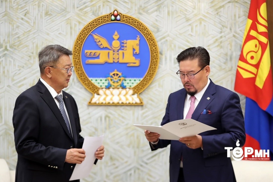 Монгол Улсын Үндсэн хуульд оруулах өөрчлөлтийн төслийг өргөн мэдүүллээ