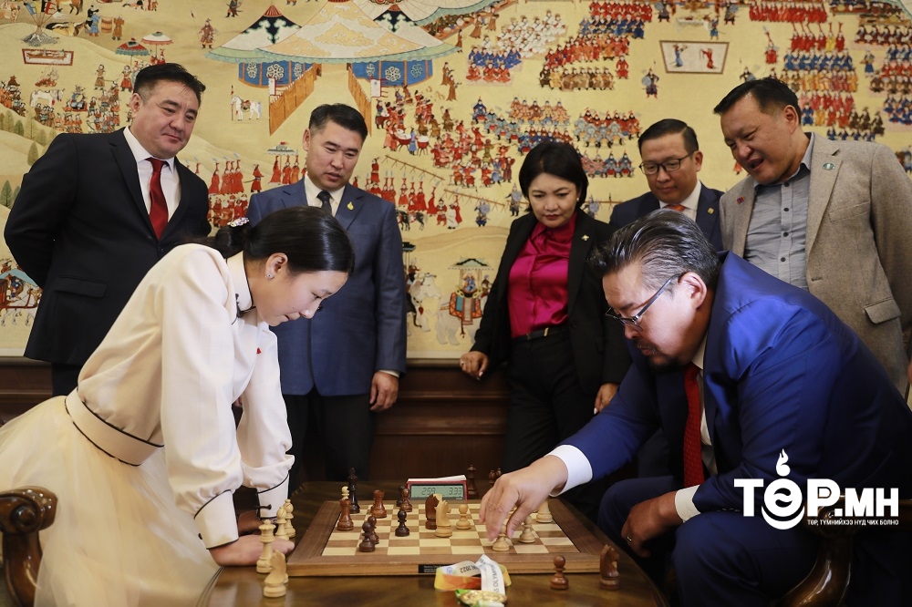 УИХ-ын дарга Г.Занданшатар  Дэлхийн аварга Б.Мөнгөнзултай нэг өрөг шатар нүүлээ