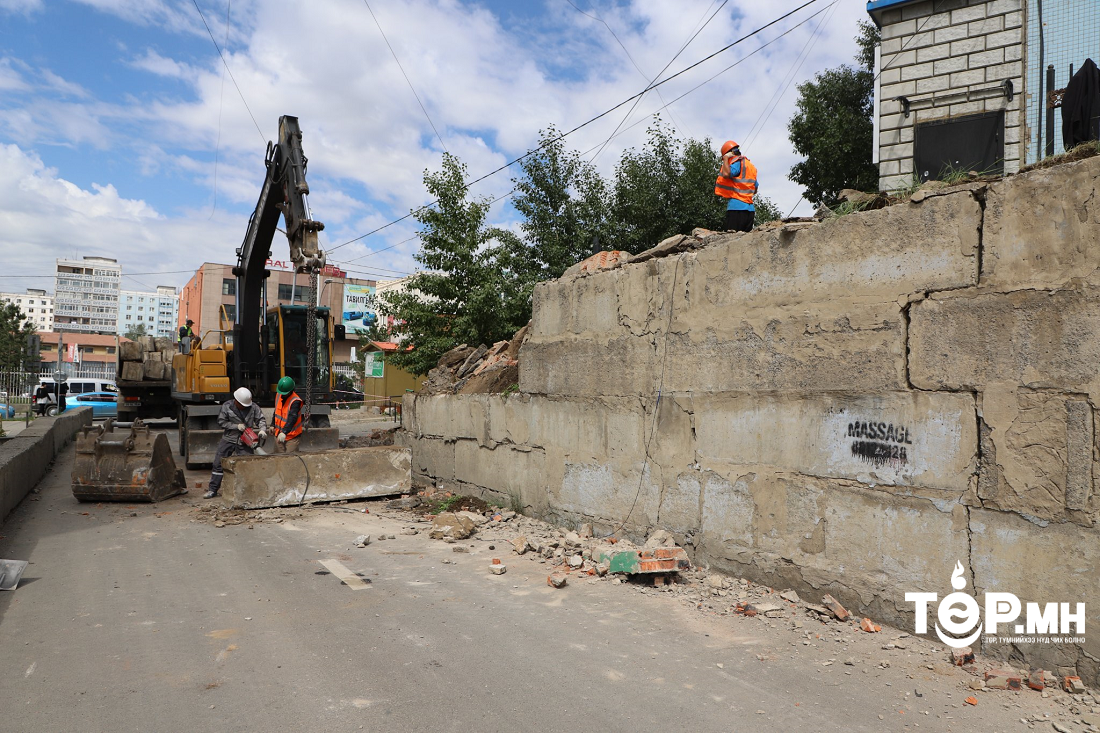 Нурах эрсдэл үүссэн түшиц ханыг засварлаж байна