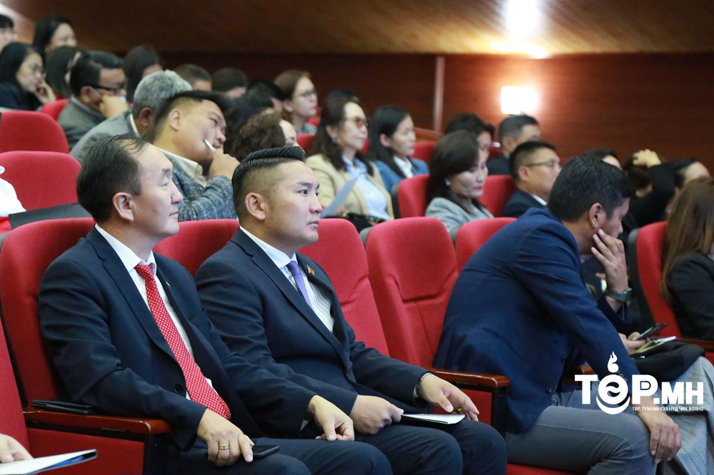 БШУ-ны сайд, Нийслэлийн Засаг даргатай хамтран ЕБС-ийн багш нарыг компьютерээр хангахаа мэдэгдлээ