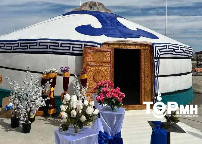 Шинэхэн хосуудын хуримын ёслолыг зохион байгуулж байна