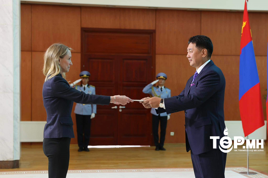 ИБУИНХУ-ын Элчин сайд Итгэмжлэх жуух бичгээ өргөн барив