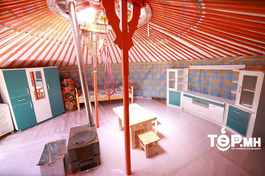 Үерийн улмаас орон гэргүй болсон иргэдэд иж бүрэн тавилгатай монгол гэрийг газартай нь олголоо