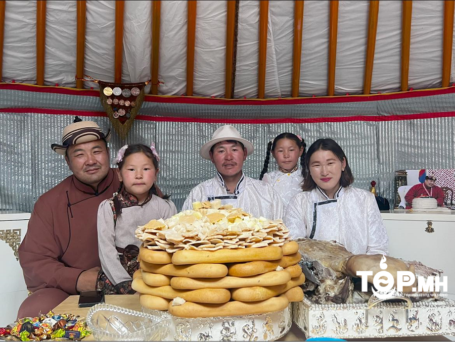 “Бүрэн Монгол” төслийн баг Булган аймгийн Хишиг-Өндөр сумын залуу хосод бүрэн тавилгатай өргөө цагаан гэр гардууллаа