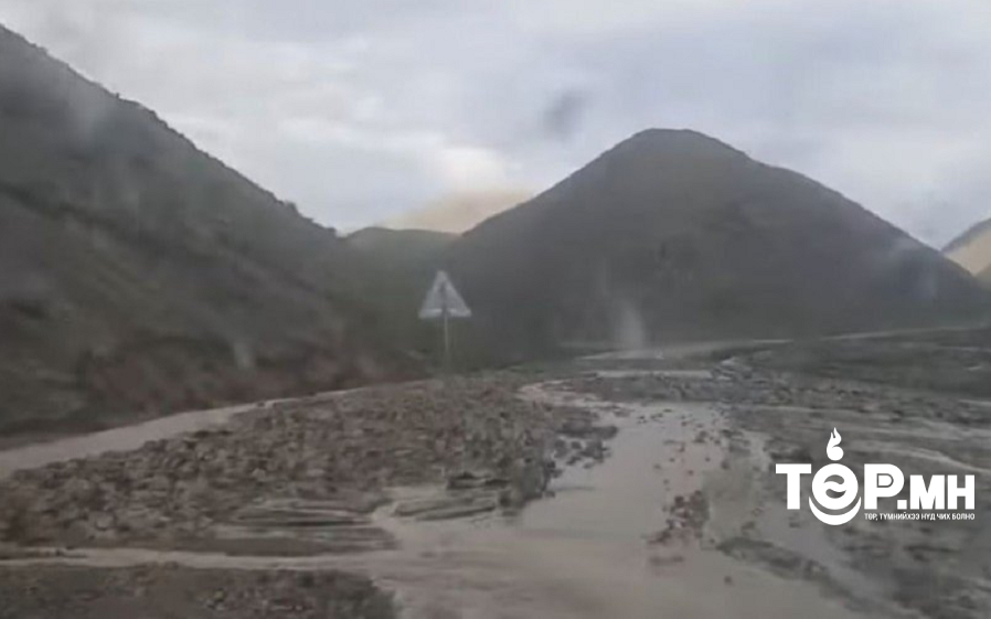 Хавчигийн хавцалд үер буусны улмаас уулын чулуу бууж, автомашин урсаж зам хаагджээ