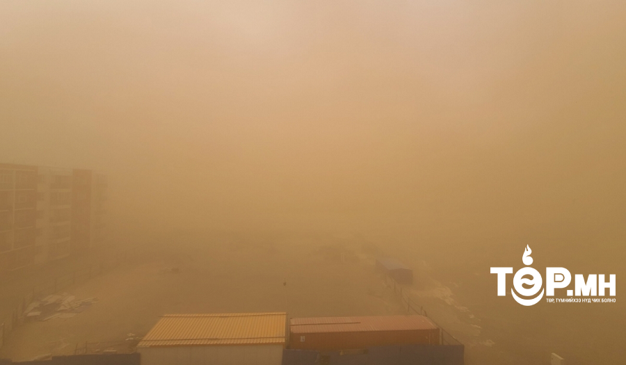 Архангай аймагт хүчтэй шуурганы улмаас хичээлийн байр, спорт заалны төмөр дээвэр салхинд хийсжээ