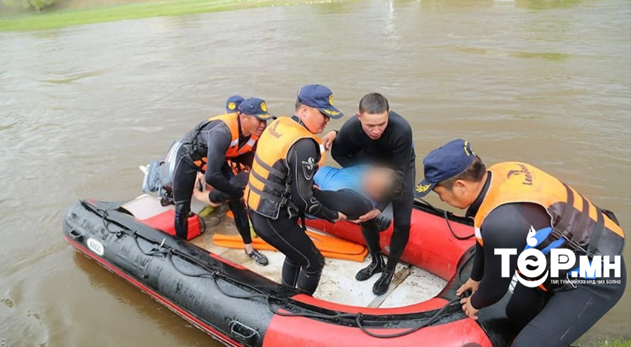 Усны мотоциклын дор гацаж ухаангүй байсан хүүхдийг аварчээ