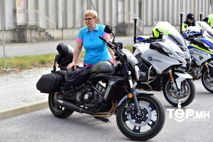 Словенийн Ерөнхийлөгч Наташа Пирц Мусар мотоцикл унах хоббитой