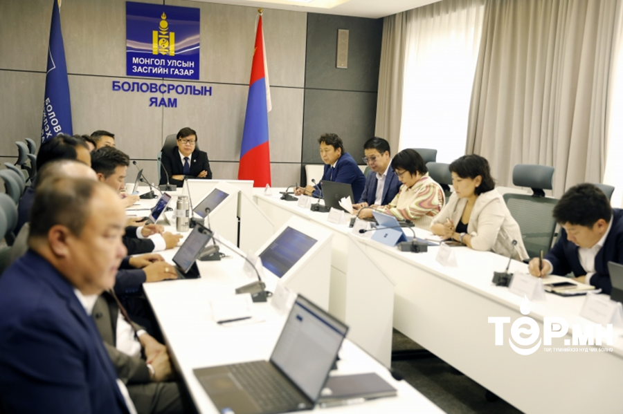 Энэ хичээлийн жилээс эхлэн 44-өөс дээш сурагчтай 1, 2 -р ангид туслах багш ажиллана