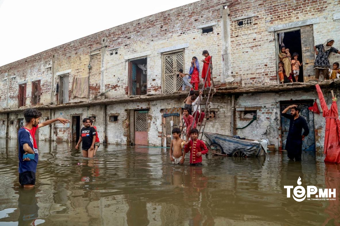 Пакистанд үерийн улмаас 427 хүн амиа алджээ