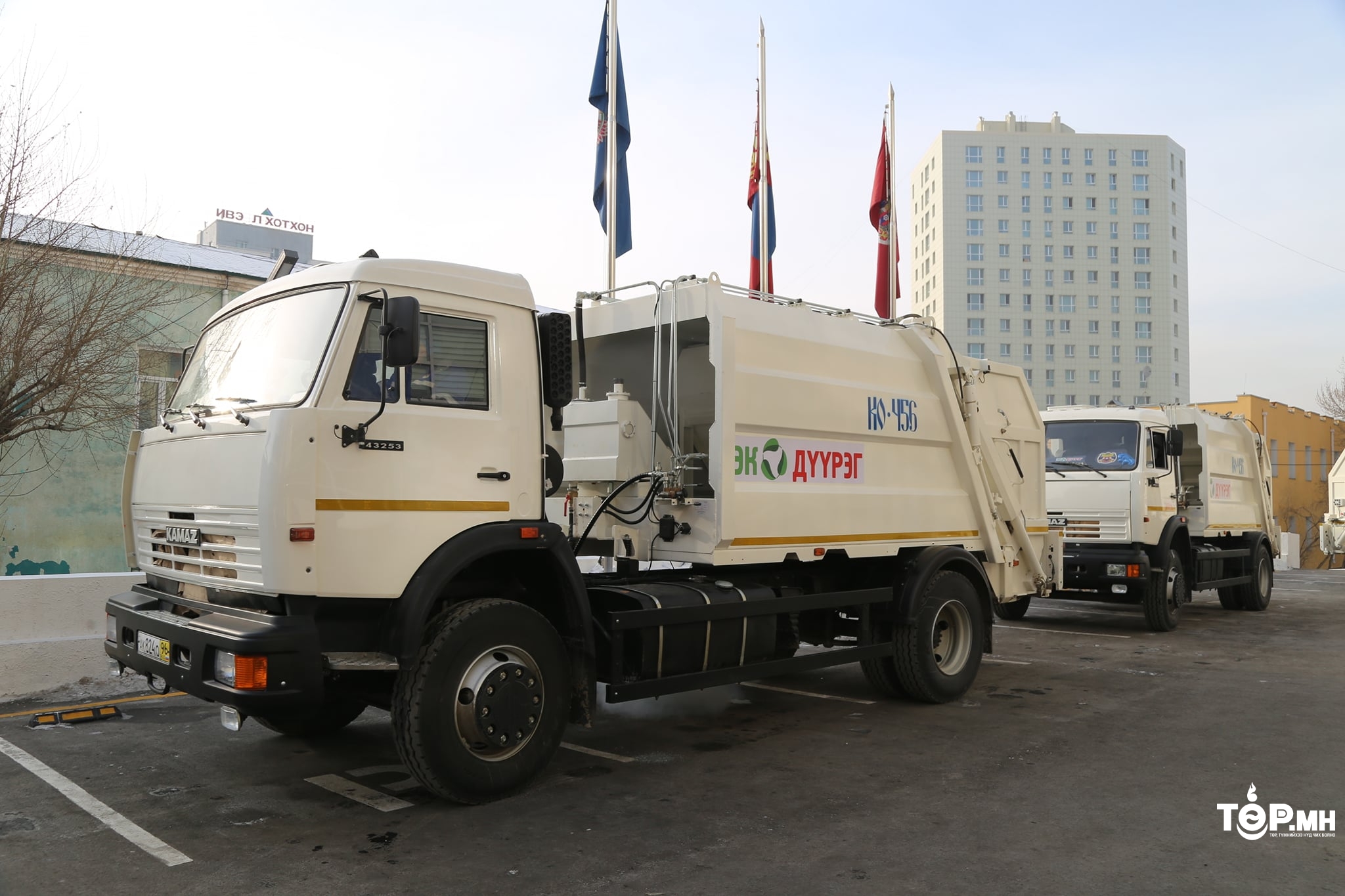 “Хоггүй Хан-Уул” зорилтын хүрээнд хог тээвэрлэлтийн компаниудад автомашин хүлээлгэн өгч парк шинэчлэл хийлээ