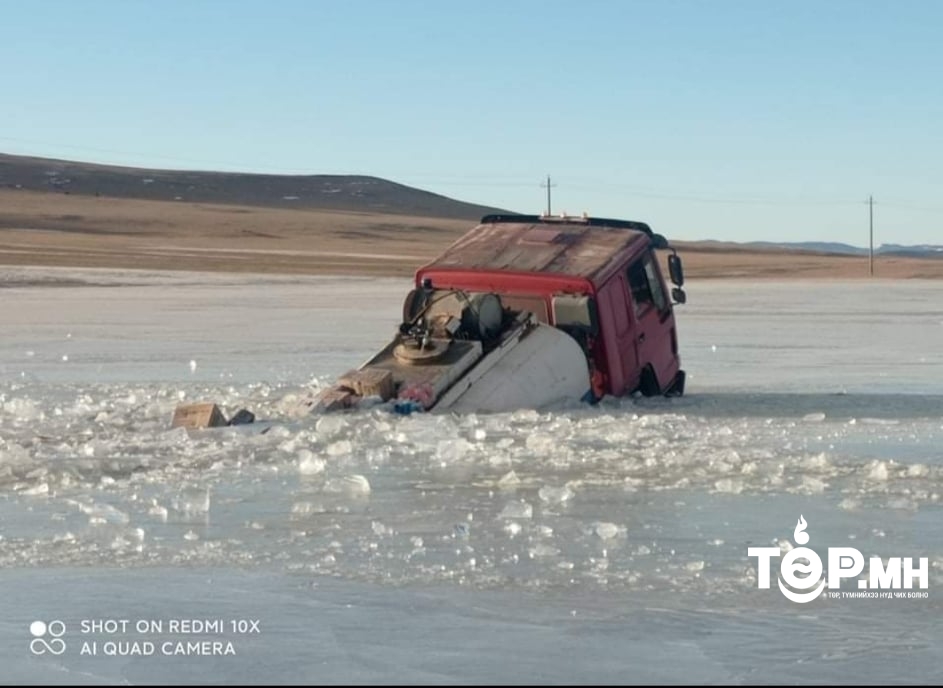 “Дөрөлж” нууранд живсэн шатахуун ачсан автомашиныг татан гаргалаа