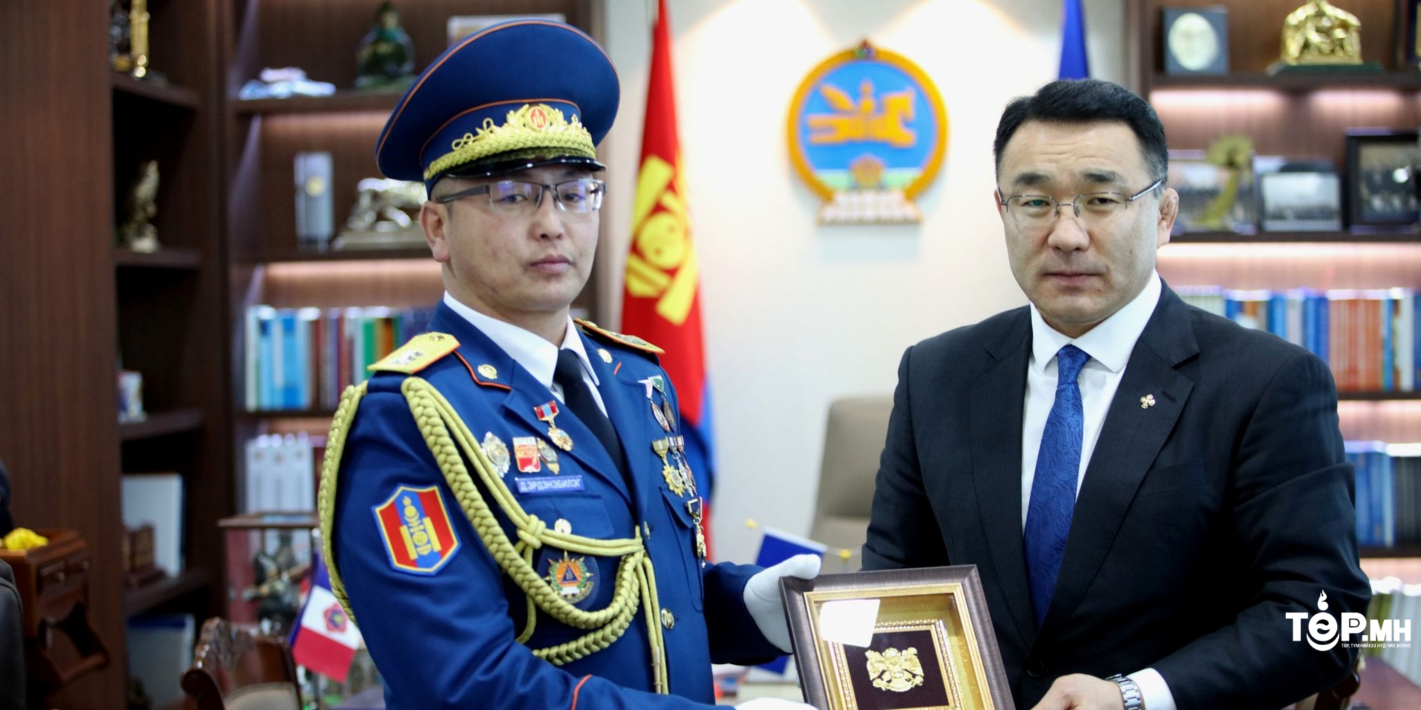 Хотын дарга Гавьяат гал сөнөөгчид хүндэтгэл үзүүллээ