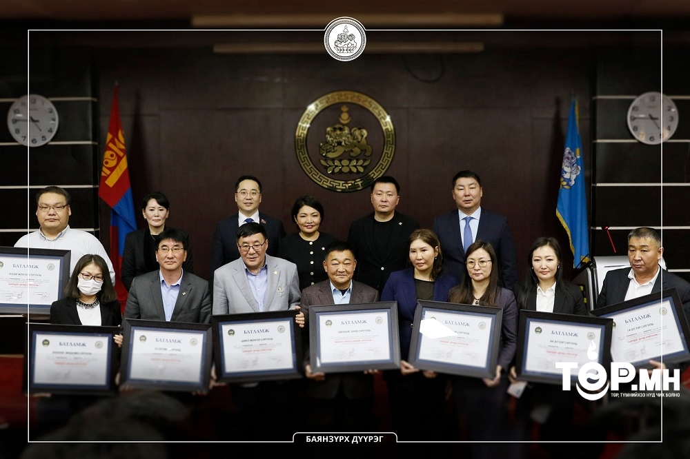 УИХ-ын гишүүд, Баянзүрх дүүргийн удирдлагууд ШИЛДЭГ СУРГУУЛИУДАД хүндэтгэл үзүүллээ