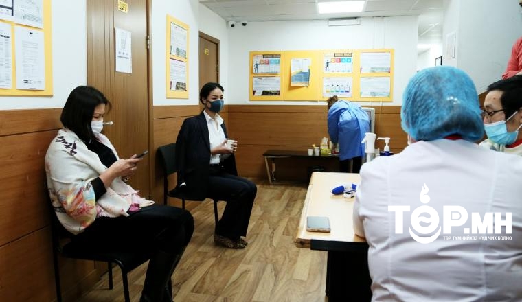 "Эрдэнэс Тавантолгой" ХК-ийн ажилчид дархлаа дэмжих нэмэлт III тунгийн вакцинд хамрагдаж байна