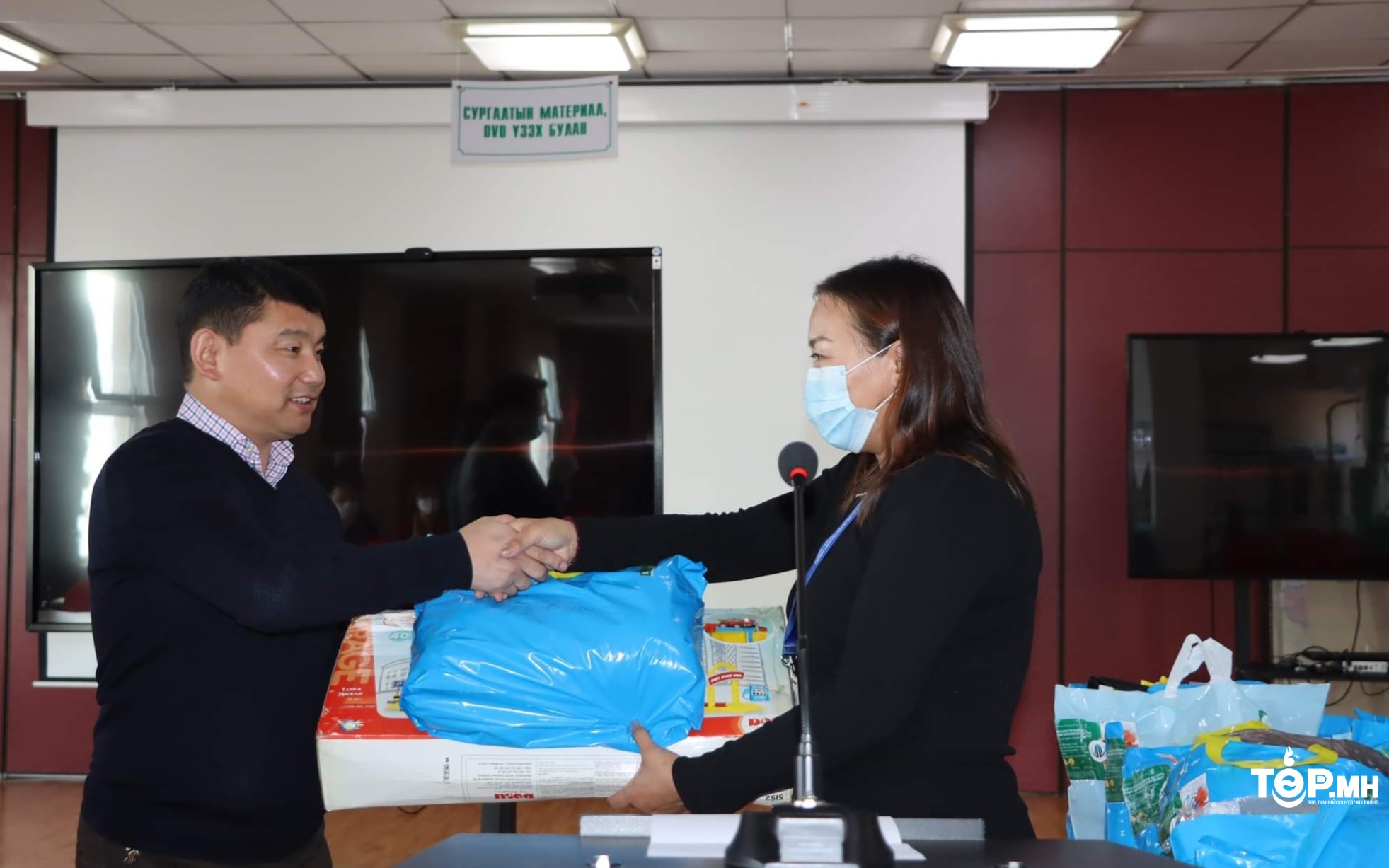 Барилгын хөгжлийн төвийн хамт олон “Инээдэг байшин” ТББ-ын хандивын аянд нэгдлээ