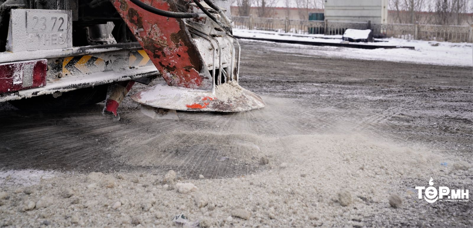 Авто замын уулзвар, халтиргаа үүсэж болзошгүй замуудад 144.3 тонн давс цацжээ