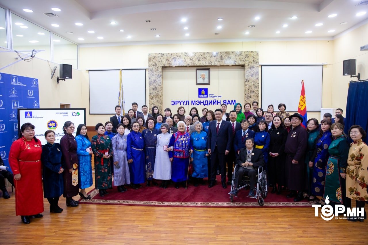 Эрүүл мэндийн салбарт үр бүтээлтэй ажилласан эмч, сувилагч нарт Төрийн дээд одон, медаль гардууллаа