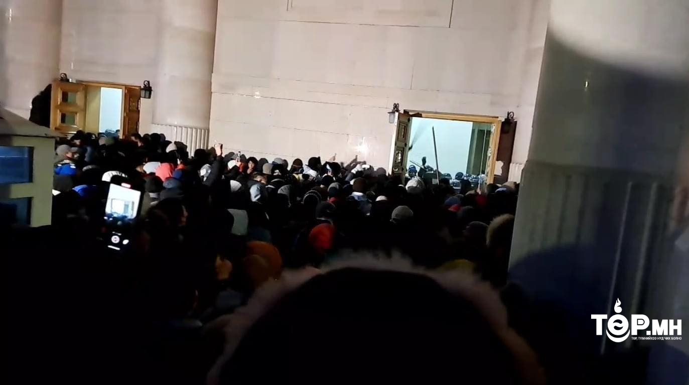 Төрийн ордны хаалга эвдсэн 7 иргэнийг саатуулжээ